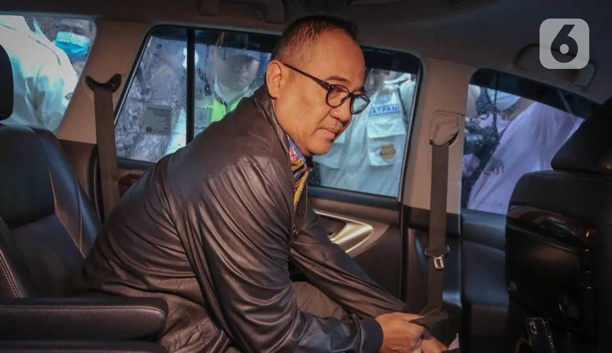 Mantan pejabat Ditjen Pajak Kementerian Keuangan (Kemenkeu) Rafael Alun Trisambodo yang juga ayah Mario Dandy berada di dalam mobil usai menjalani pemeriksaan di Gedung Komisi Pemberantasan Korupsi (KPK), Jakarta, Rabu (1/3/2023). Rafael menjalani pemeriksaan lebih dari delapan jam terkait LHKPN yang angkanya terbilang fantastis saat menjabat sebagai pejabat pajak. (Liputan6.com/Faizal Fanani)