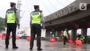 Petugas Kepolisian saat melakukan penyekatan larangan mudik lebaran di gerbang tol Cikupa, Kabupaten Tangerang, Banten, Kamis (6/5/2021). Penyekatan dilakukan seiring telah diberlakukan larangan mudik Lebaran mulai dari 6 hingga 17 Mei 2021.  (Liputan6.com/Angga Yuniar)