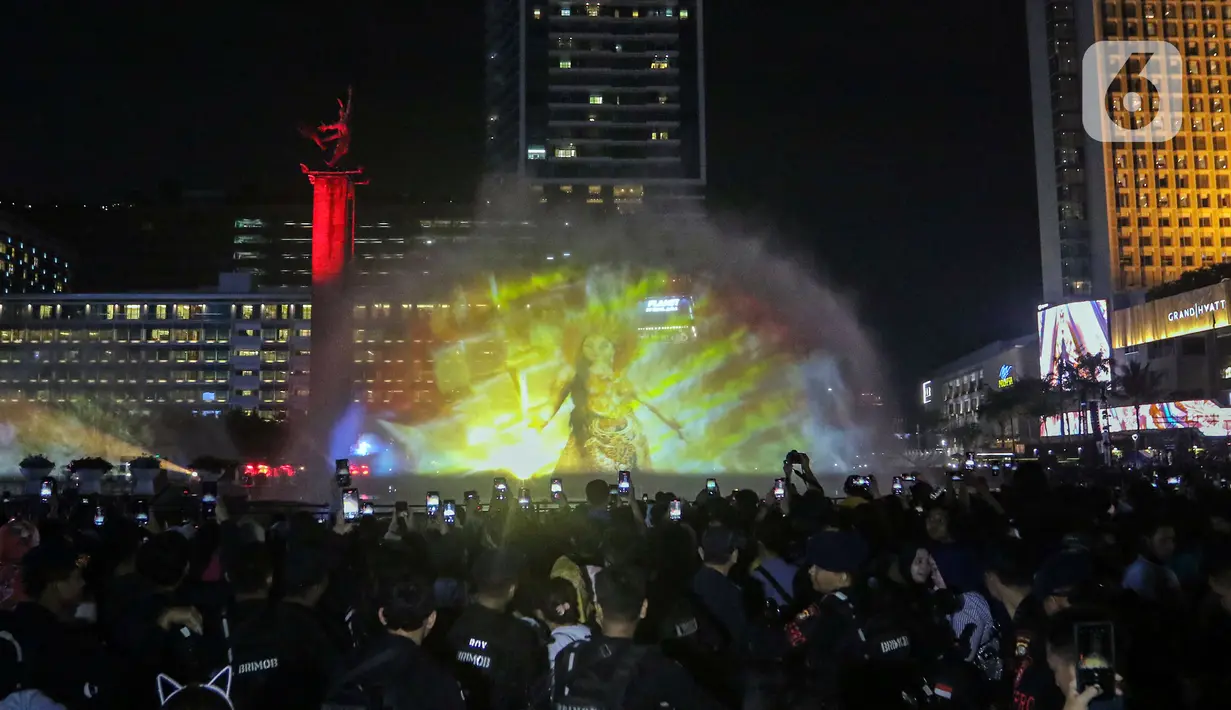 Selain itu, ditampilkan pula tulisan 'Happy New Year 2024' di sebuah videotron berukuran besar di Gedung Plaza Indonesia. (Liputan6.com/Angga Yuniar)