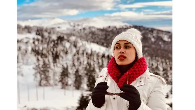 7 Potret Bhasha Mukherjee, Miss England 2019 yang Gantung Mahkota Demi Lawan Corona