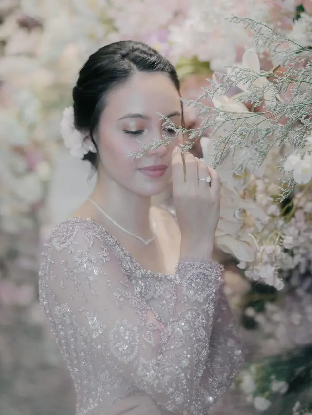 6 Pesona Anggika Bolsterli Tunangan setelah 7 tahun Pacaran, Tampil Anggun Berkebaya Ungu