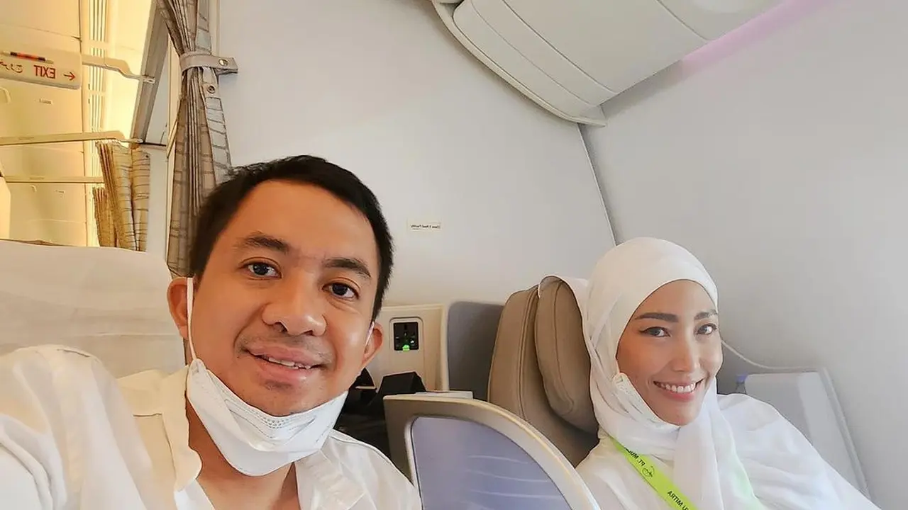8 Momen Ayu Dewi dan Regi Datau Jalani Umroh, Penampilan Bercadar Jadi Sorotan