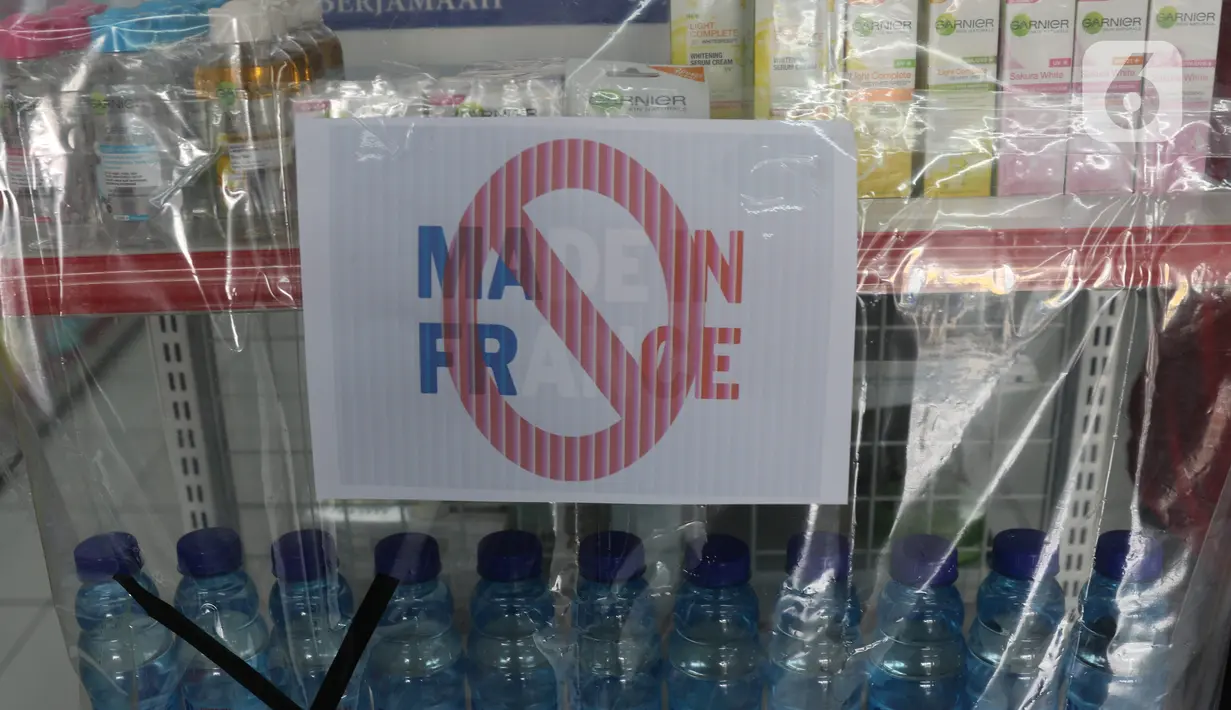 Produk Prancis yang diboikot di sebuah minimarket di Tangerang, Banten, Kamis (5/11/2020). Pemboikotan produk tersebut merupakan bentuk protes dan kecaman terhadap pernyataan Presiden Prancis Emmanuel Macron yang dianggap menghina Nabi Muhammad SAW dan umat Islam. (Liputan6.com/Angga Yuniar)