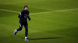 Penyerang Prancis Kylian Mbappe berlari selama sesi Latihan di Clairefontaine-en-Yvelines, barat daya Paris, Selasa (10/11/2020). Prancis akan beruji coba melawan Finlandia di Stade de France pada Kamis (12/11/2020) dini hari WIB dalam pertandingan persahabatan internasional. (Yoan VALAT/POOL/AFP)