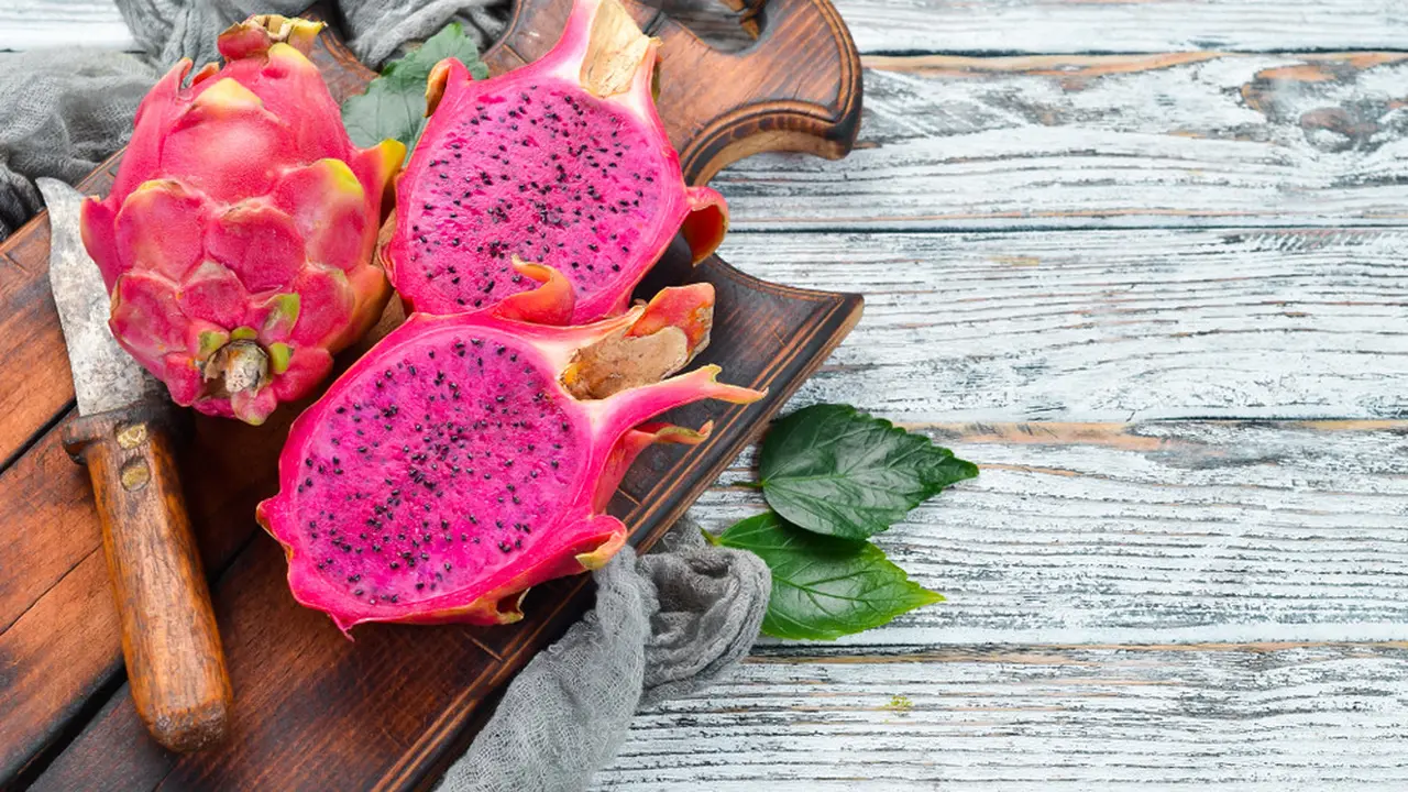 ilustrasi manfaat buah naga/YARUNIV Studio/shutterstock