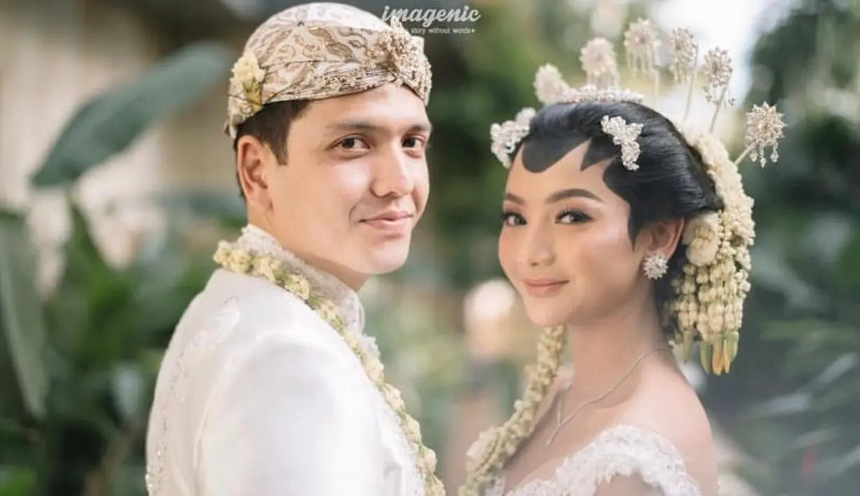 Begitu juga dengan suaminya yang terlihat tampan mengenakan beskap pengantin warna senada karya desainer Renzi Lazuardi.  @imagenic/@askyfebrianti.