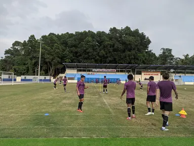 Suasana latihan Timnas Indonesia U-23 di Lapangan Tam Nong, Distrik Tam Nong, Senin (9/5/2022) sore waktu setempat. (Bola.com/Muhammad Adiyaksa)