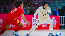 Aksi pemain Timnas Futsal Putri Indonesia, Dhea Febrina Bangun saat menghadapi Vietnam dalam laga final SEA Games 2025 di BTU Hall, Bangkok, Kamis (18/12/2025). (Dok. FFI)