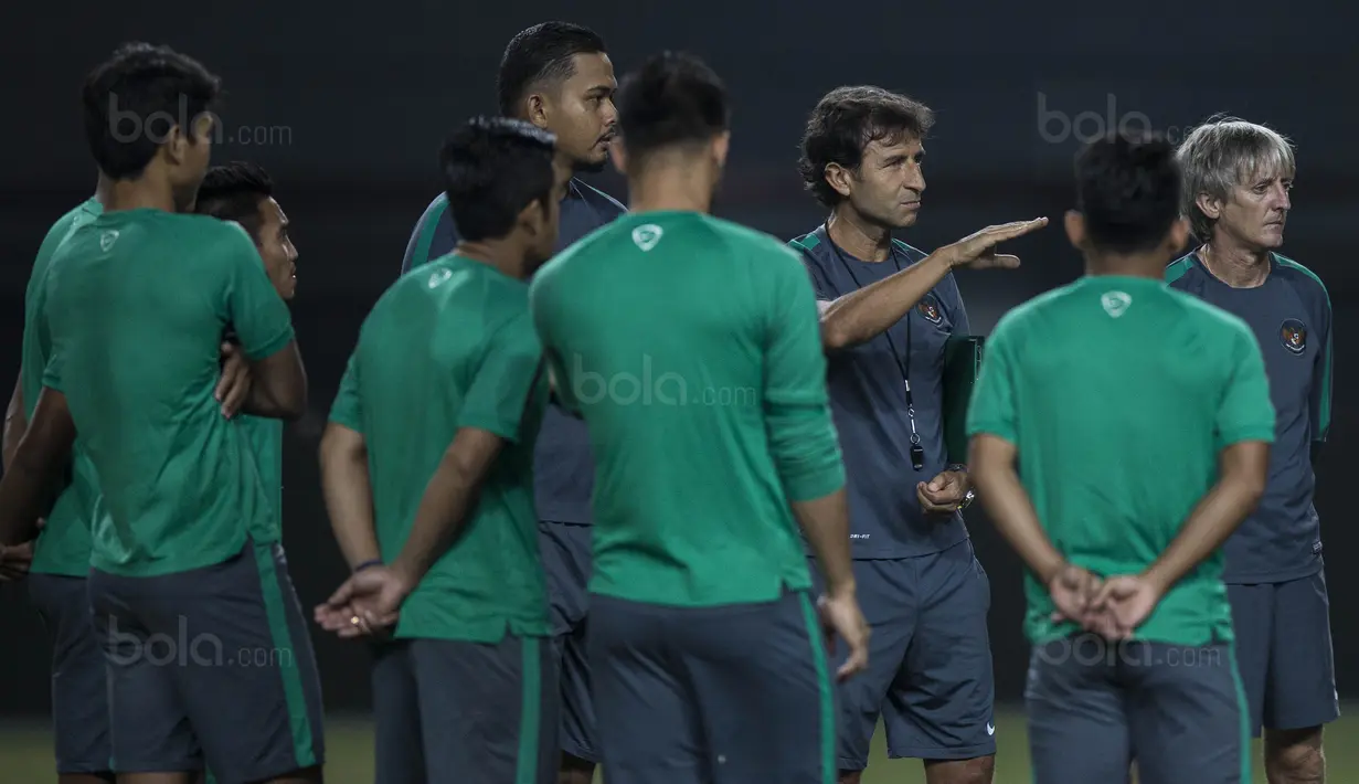 Pelatih Timnas Indonesia, Luis Milla, memberikan instruksi saat latihan di Stadion Patriot, Bekasi, Senin (2/10/2017). Latihan ini merupakan persiapan jelang laga persahabatan melawan Kamboja. (Bola.com/Vitalis Yogi Trisna)