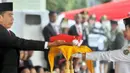 Maria Felicia Gunawan memberikan duplikat Bendera Pusaka kepada Inspektur upacara, Yakni Presiden Joko Widodo. (Via Insagram/@Mariafelicia23)