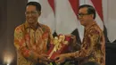 Mantan Menteri Hukum dan Hak Asasi Manusia (Menkumham), Yasonna H Laoly (kana) menyerahkan nota memori jabatan kepada Menkumham yang baru, Supratman Andi Agtas di Graha Pengayoman, Rasuna Said, Kuningan, Jakarta, Selasa (20/8/2024). (merdeka.com/Imam Buhori)