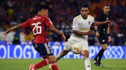 Pemain Millonarios, Radamel Falcao (kanan) berebut bola dengan pemain Madellin, Cristian Graciano pada laga lanjutan Liga Kolombia di Atanasio Girardot Stadium, Medellin, Kolombia 18 Juli 2024. (AFP/Jaime Saldarriaga)