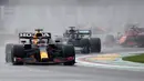 Pembalap Red Bull Max Verstappen memimpin pembalap Mercedes Lewis Hamilton dan pembalap Ferrari Charles Leclerc pada ajang balap F1 GP Emilia Romagna di Sirkuit Imola, Italia, Minggu (18/4/2021). Max Verstappen keluar sebagai juara diikuti Lewis Hamilton dan Lando Norris. (AP Photo/Luca Bruno)