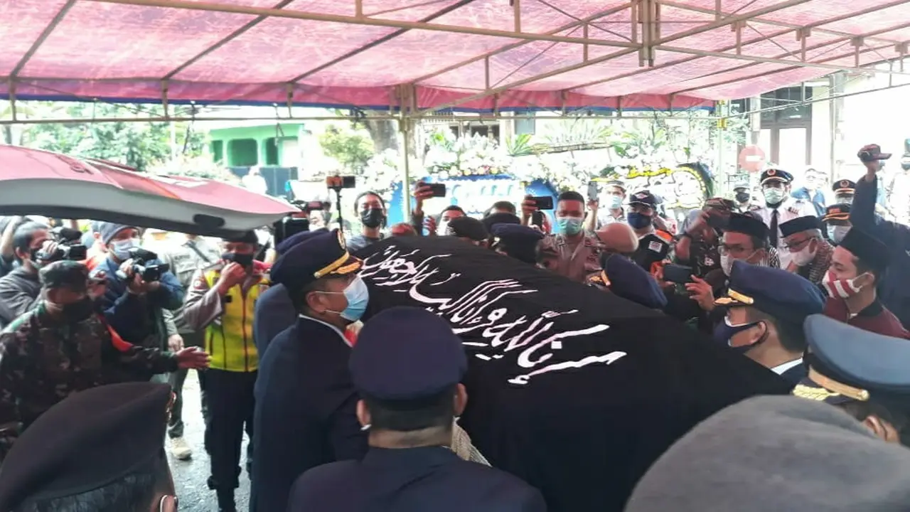 Suasana haru menyambut kedatangan jenazah pilot Sriwijaya Air SJ 182, kapten Afwan