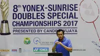 Legenda Bulutangkis Indonesia, Chandra Wijaya, memberi sambutan saat acara penghargaan Chandra Wijaya International Badminton Center kepada Tokoh Bulutangkis Indonesia Berprestasi di CWIBC, Serpong, Selasa, (19/12/17). (Bola.com/M Iqbal Ichsan)