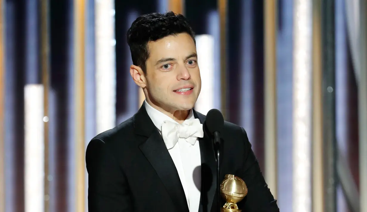 Aktor Rami Malek saat menerima penghargaan Golden Globes 2019 di The Beverly Hilton, Beverly Hills, California, Minggu (6/1). Rami Malek juga mengungkapkan terima kasihnya untuk Freddie Mercury. (Paul Drinkwater/NBC via AP)