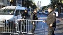 Petugas polisi saat berjaga disekitar lokasi serangan bom di Tunisia, (25/11).  Serangan bom bunuh diri ini menyerang bis pengawal presiden. (REUTERS/Zoubeir Souissi)