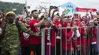Suporter menyambut kedatangan Timnas Indonesia di Stadion MPS, Selangor, Selasa (22/8/2017). Indonesia akan menghadapi Vietnam pada  laga keempat Grup B SEA Games 2017. (Bola.com/Vitalis Yogi Trisna)
