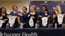 Sebagian dari 16 suster di bagian gawat darurat yang sedang hamil bersamaan saat konferensi pers di sebuah rumah sakit di Mesa, Arizona, 17 Agustus 2018. Beberapa di antara mereka dijadwalkan melahirkan pada September hingga Januari. (AP/Ross D. Franklin)