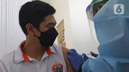 Petugas medis menyuntikan vaksin COVID-19 kepada Mantan pesepak bola Indonesia Bambang Pamungkas di Jakarta, Jumat (12/3/2021). Kemenpora bersama Kemenkes melakukan vaksinasi COVID-19 dosis ke-2 kepada insan olah raga nasional dengan menyasar 820 orang secara bertahap. (Liputan6.com/Herman Zakharia)