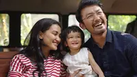 Lucunya Putri Atiqah Hasiholan dan Rio Dewanto Pakai Kebaya Pink