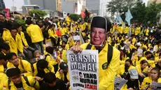 Mahasiswa yang tergabung dalam Badan Eksekutif Mahasiswa Universitas Indonesia (BEM UI) saat berunjuk rasa di kawasan jalan Jenderal Sudirman, Jakarta, Jumat (12/6/2026). (merdeka.com/Arie Basuki)