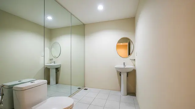 Desain Kamar Mandi Kecil Tanpa Jendela yang Tetap Terang