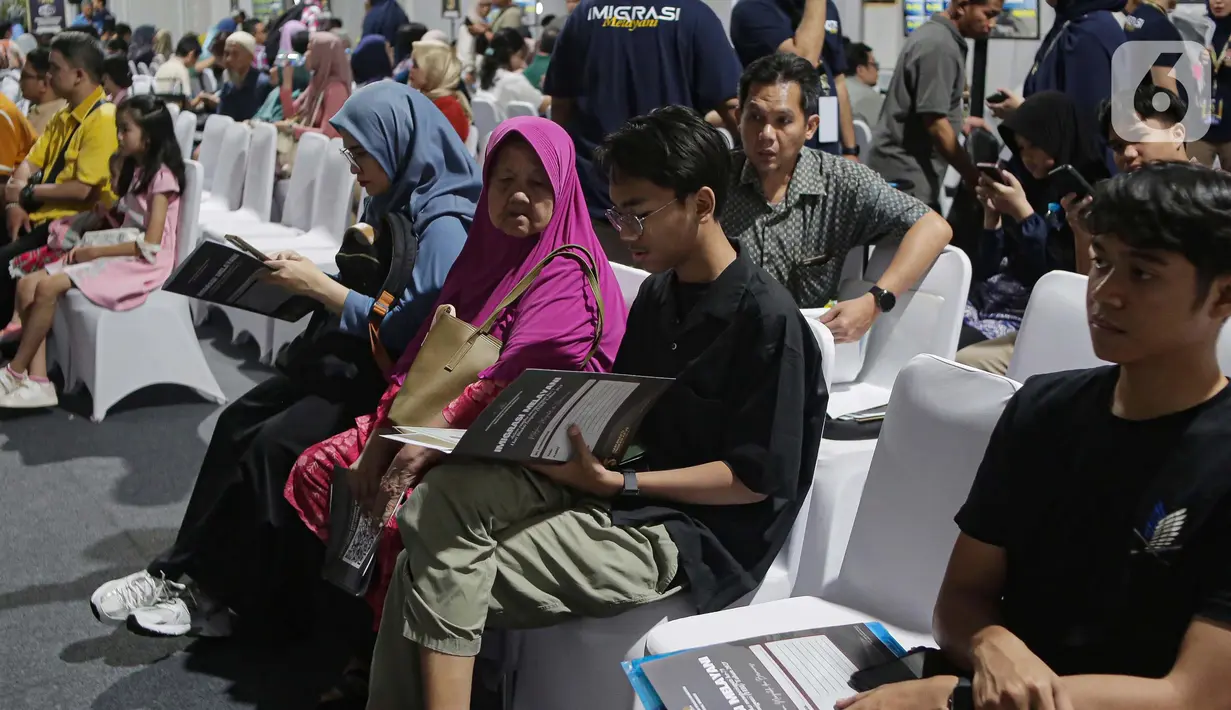 Layanan 1.075 paspor dalam rangka Hari Bhakti Imigrasi Ke-75 ini bertujuan memberi kemudahan bagi masyarakat yang tidak memiliki waktu mengurus paspor pada hari kerja. (Liputan6.com/Angga Yuniar)