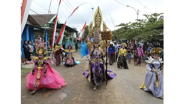 Prosesi petik laut pantai Pancer diikuti pawai budaya yang meriah