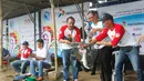 Menteri Koperasi dan UKM, AA Gede Ngurah Puspayoga (kedua kanan) melakukan lemparan pertama memancing saat perayaan HUT Jojoners ke-2 di Pemancingan Puspita, Jakarta, Sabtu (23/16/2016). Sejumlah jurnalis antusias mengikuti acara tersebut. (Dok.Jojoner)