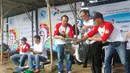 Menteri Koperasi dan UKM, AA Gede Ngurah Puspayoga (kedua kanan) melakukan lemparan pertama memancing saat perayaan HUT Jojoners ke-2 di Pemancingan Puspita, Jakarta, Sabtu (23/16/2016). Sejumlah jurnalis antusias mengikuti acara tersebut. (Dok.Jojoner)