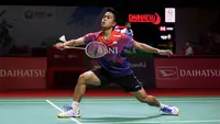 Pebulutangkis tunggal putra Indonesia, Anthony Sinisuka Ginting bertanding melawan pebulutangkis tunggal putra China, Shi Yu Qi saat laga 16 besar Indonesia Masters 2023 di Istora Senayan, Jakarta, Kamis (26/01/2023). Anthony Sinisuka Ginting kalah dua game langsung, 19-21, 16-21. (Bola.com/Bagaskara Lazuardi)