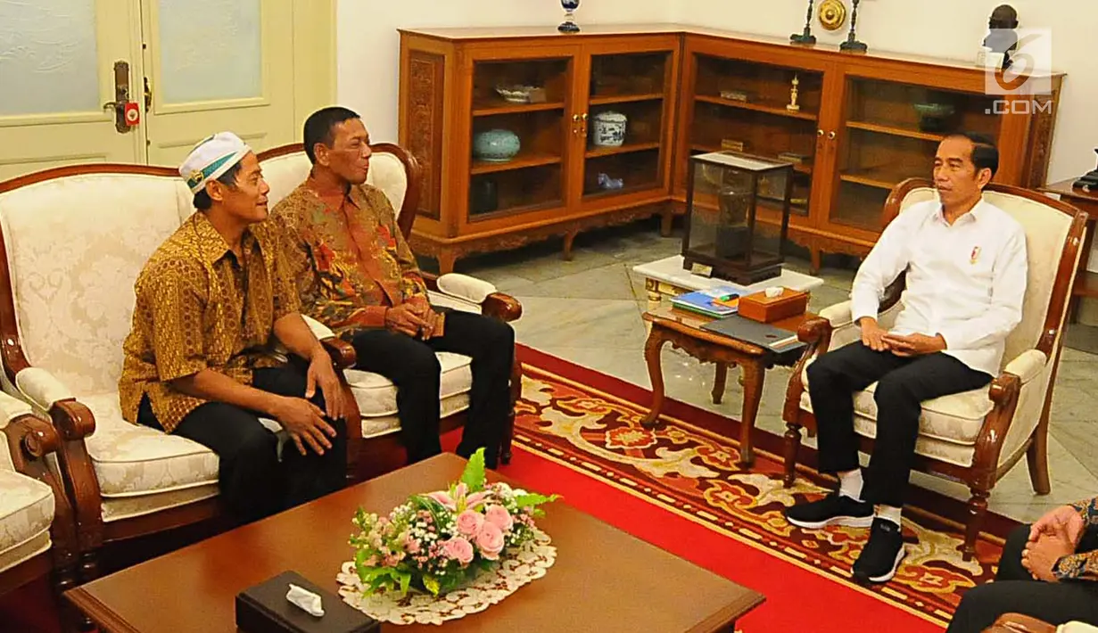 Presiden Joko Widodo (Jokowi) menerima kedatangan dua pedagang yang tokonya dijarah perusuh aksi 22 Mei, di Istana Merdeka, Jumat (24/5/2019). Pedagang Abdul dan Ismail ini mengalami kerugian setelah warung kopinya di Jl H Agus Salim dan di KH Wahid Hasyim dijarah massa. (Liputan6.com/Angga Yuniar)