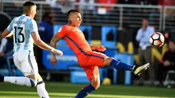 Penyerang Chile, Eduardo Vargas (kanan) berusaha mengambil bola dari kejaran bek Argentina, Ramiro Funes Mori pada Copa America Centenario 2016 di Levi's Stadium, California, AS (7/6). Argentina menang atas Chile dengan skor 2-1. (AFP/Mark Ralston)