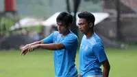 Hanif Sjahbandi dan Bagas Adi Nugroho berdiskusi saat latihan dengan Arema di Abdulrachman Saleh, Malang. (Bola.com/Iwan Setiawan)