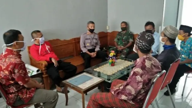 Proses klarifikasi takmir masjid mengancam akan membongkar dan merobohkan masjid, di Banyumas, Jawa Tengah. (Foto: Liputan6.com/Rudal Afgani)