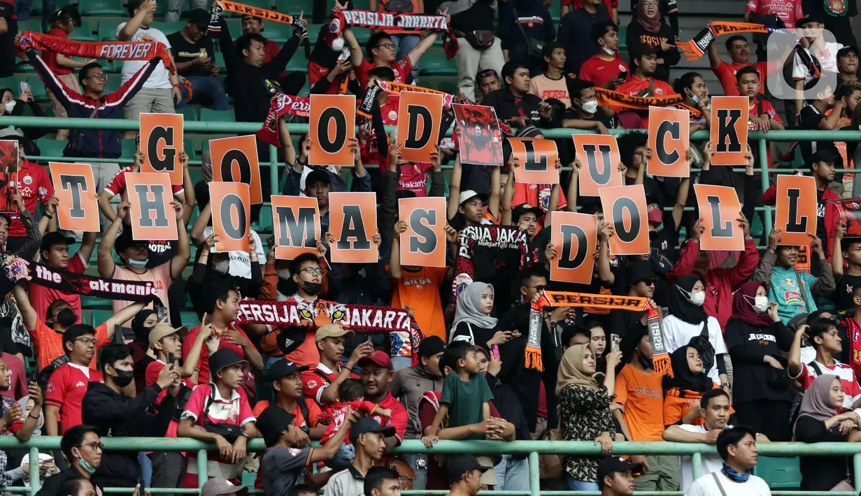 Suporter saat menyaksikan laga Persija melawan Sabah FC pada laga uji coba internasional di Stadion Patriot Candrabhaga, Kota Bekasi, Minggu (5/6/2022). Pertandingan sepakbola kembali bisa disaksikan secara langsung setelah pemerintah melonggarkan aturan pemakaian masker di luar ruangan. (Liputan6.com/Helmi Fithriansyah)