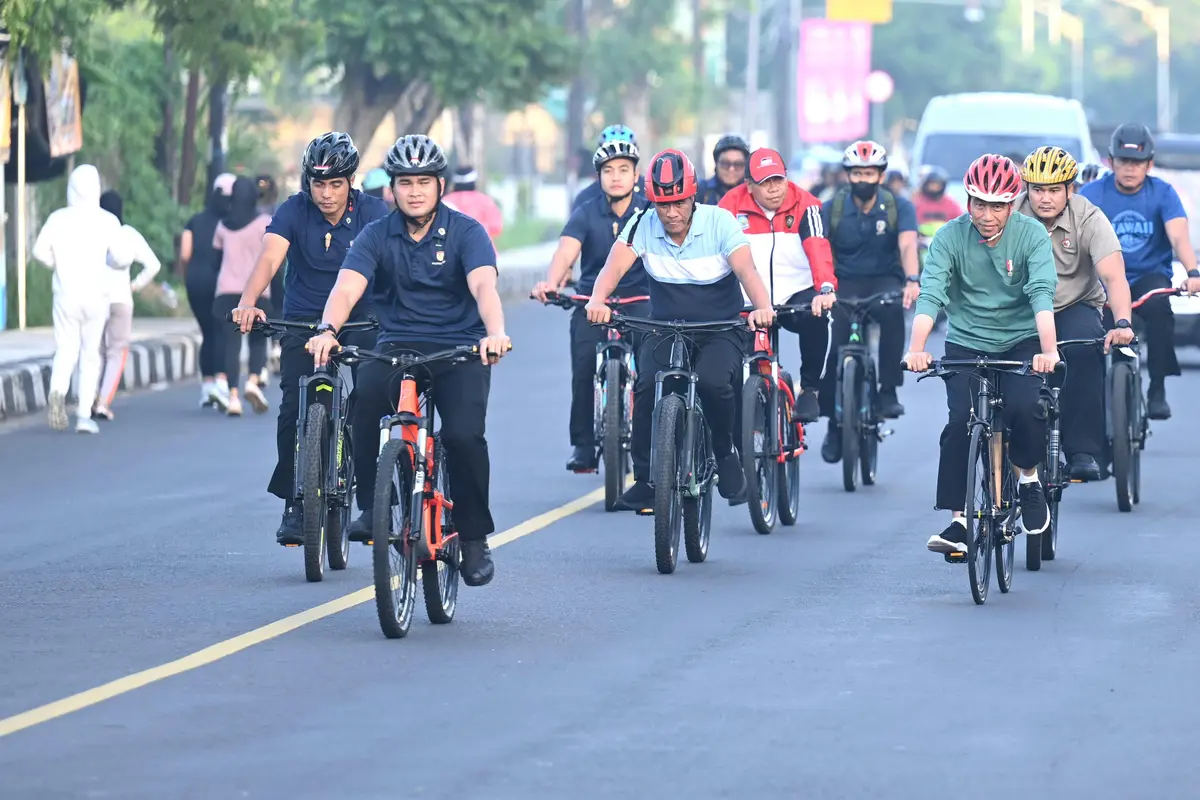 Presiden Joko Widodo atau Jokowi olahraga pagi dengan bersepeda di Kota Mataram, Provinsi Nusa Tenggara Barat (NTB), Rabu (1/5/2024).