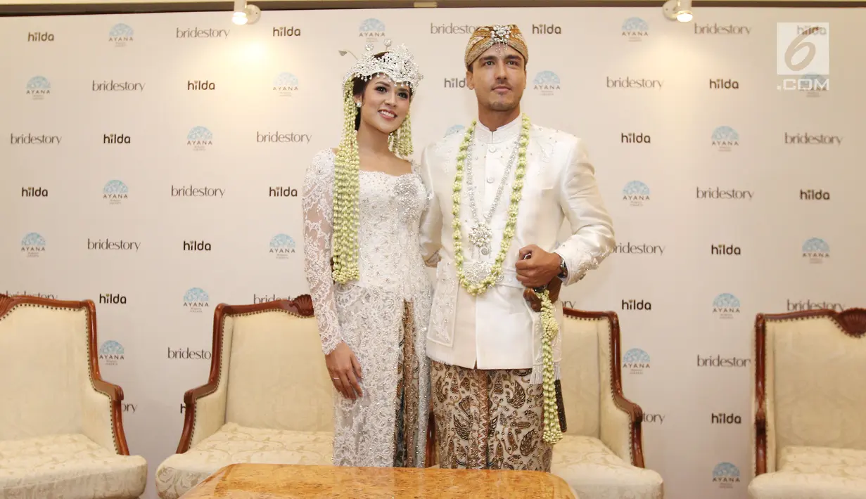 Pasangan Raisa Andriana dan Hamish Daud Wyllie berpose usai mengelar jumpa pers di Ayana MidPlaza, Jakarta, Minggu (3/9). Raisa dan Hamish resmi menjadi pasangan suami istri pada 3 september 2017. (Liputan6.com/Herman Zakharia)