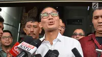 Wagub DKI Jakarta terpilih Sandiaga Uno memberikan keterangan kepada awak media usai menjalani pemeriksaan sebagai saksi di gedung KPK, Jakarta, Jumat (14/7). (Liputan6.com/Helmi Afandi)