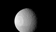 Penampakan mirip Death Star di Saturnus. (NASA)