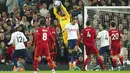 <p>Penjaga gawang Tottenham Hotspur Hugo Lloris (atas) menangkap bola saat melawan Liverpool pada pertandingan sepak bola Liga Inggris di Stadion Anfield, Liverpool, Inggris, 7 Mei 2022. Pertandingan berakhir imbang 1-1. (AP Photo/Jon Super)</p>