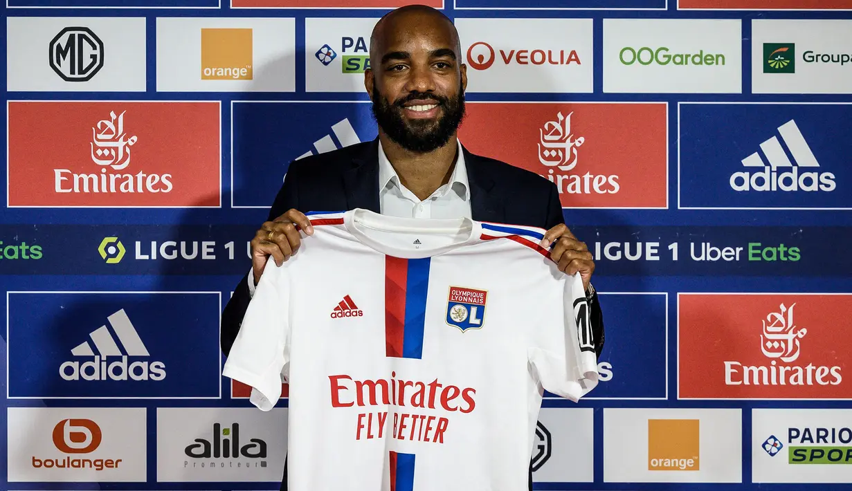 Alexandre Lacazette resmi meninggalkan Arsenal pada musim panas 2022. Ia bertekad untuk pulang ke klub lamanya, Olympique Lyon secara gratis. Kedatangan pria 31 tahun ini diharapkan akan mendongkrak lini serang Les Gones musim ini. Ketajaman pria berpaspor Prancis itu dianggap masih mampu bersaing dengan penyerang-penyerang top lain di Ligue 1. (AFP/Jeff Pachoud)