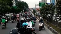 Belasan pengendara sepeda motor nekat melawan arah dan masuk ke dalam jalur khusus Bus Transjakarta. (Christanto / Instagram:@citra_piencie)