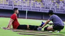 Pemain naturalisasi Timnas Indonesia, Sandy Walsh, menjalani latihan terpisah di Stadion Gelora Bung Tomo (GBT), Surabaya, Sabtu (10/6/2023) petang WIB. Pemain berusia 28 tahun tersebut mendapatkan cedera betis beberapa waktu lalu. (Bola.com/Wahyu Pratama)