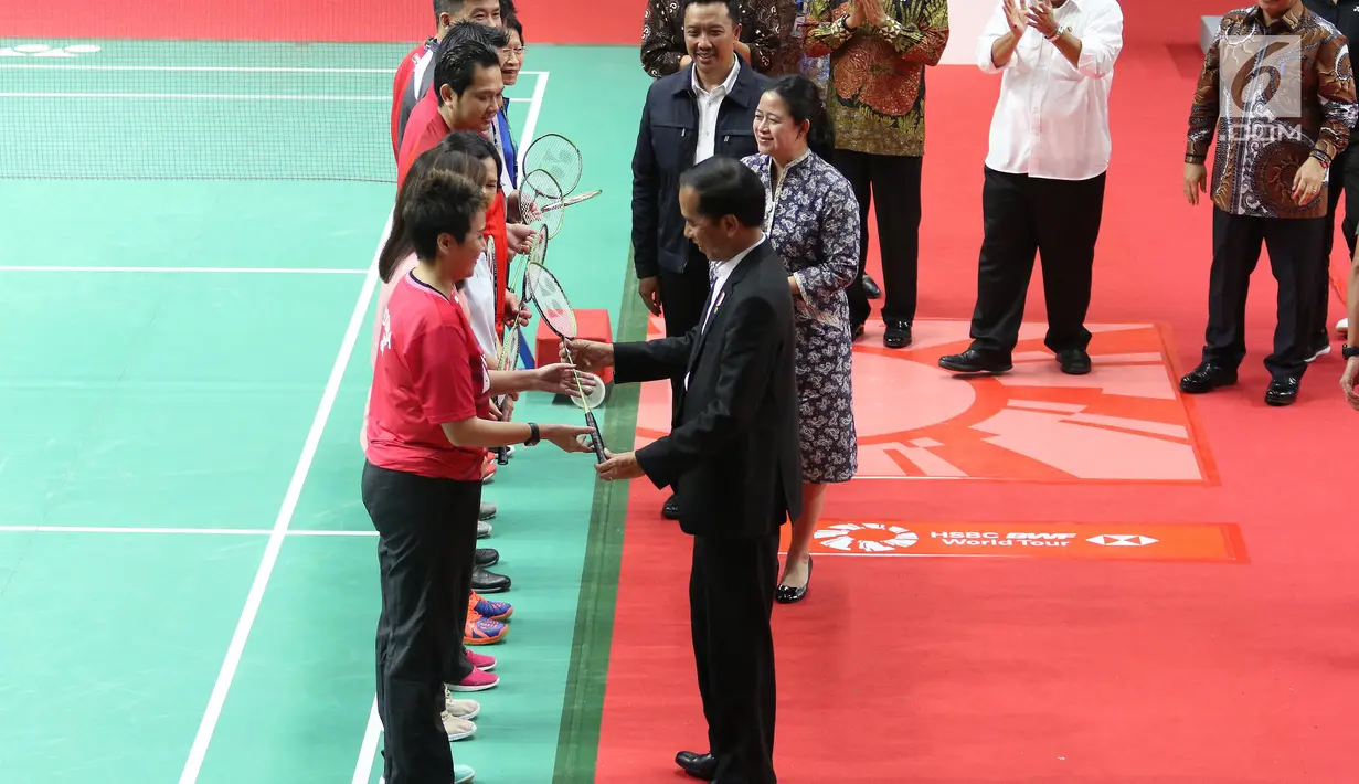 Presiden Jokowi memberikan raket kepada atlet saat peresmian hasil renovasi Istora Senayan, Jakarta, Selasa (23/1). Istora Senayan akan menjadi salah satu arena Asean Games 2018. (Liputan6.com/Angga Yuniar) (Liputan6.com/Angga Yuniar)