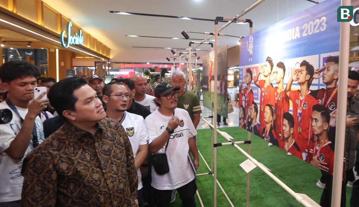 Ketua Umum PSSI Erick Thohir hadir menyaksikan pameran foto dan tulisan berjudul "90' & Beyond" yang digelar di Mall Sarinah pada Rabu malam, 27 Agustus 2025. (Bola.com/M Iqbal Ichsan)
