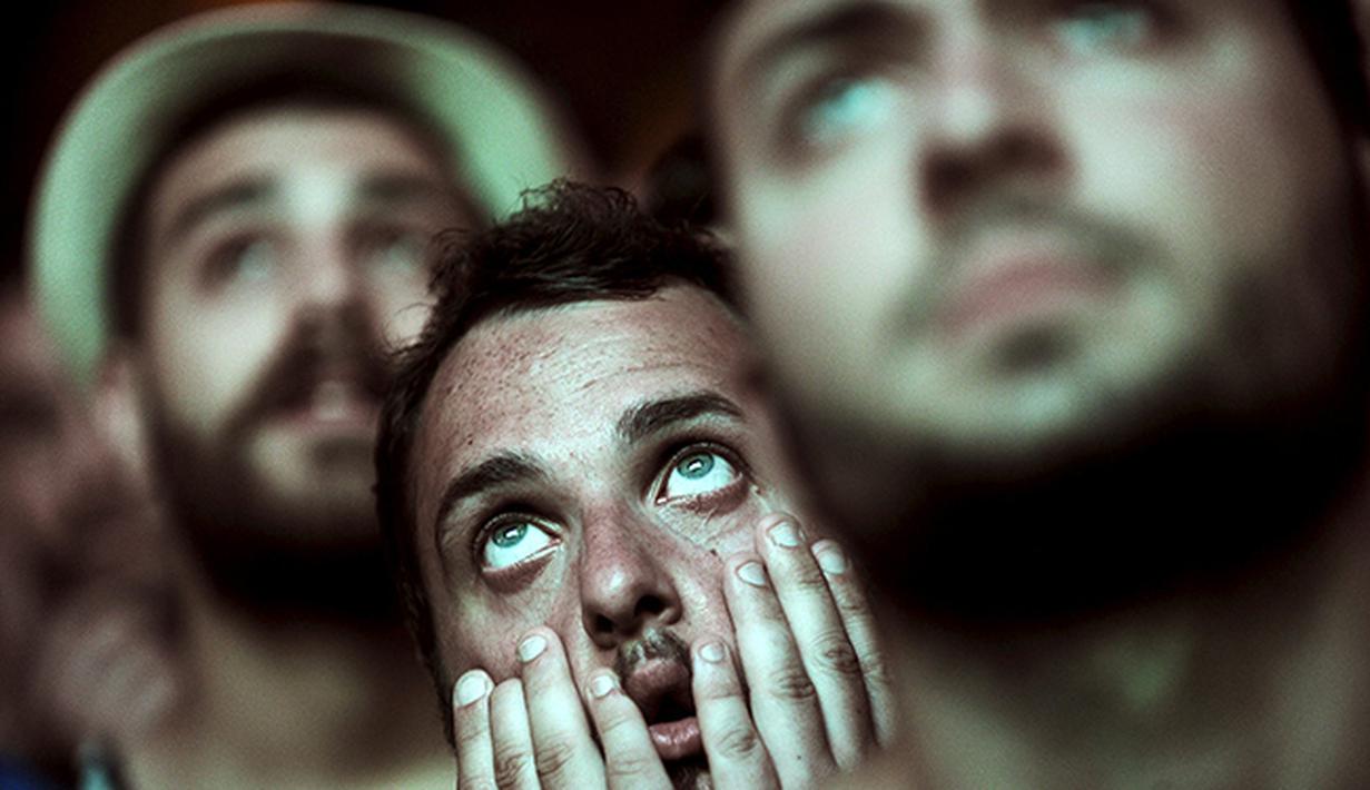 Ekspresi kecewa pendukung Juventus setelah timnya kalah oleh Barcelona pada final Liga Champions. (REUTERS/Giorgio Perottino)