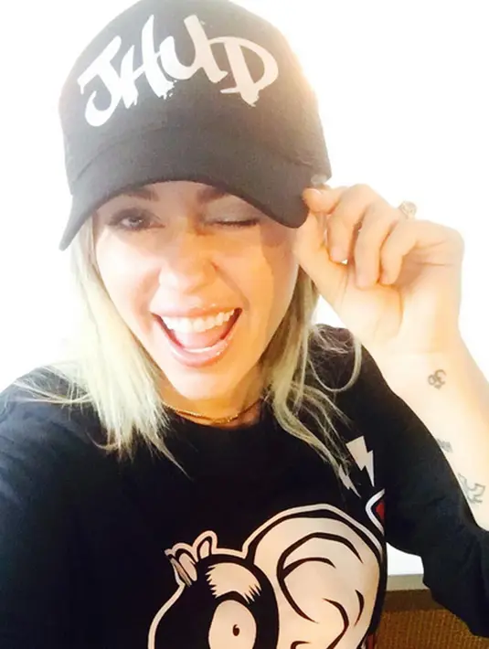 Sebagai seorang  ayah, Billy Ray Cyrus pun bahagia dengan keputusan Miley untuk menjalani hidup yang lebih baik. Sempat dituduh tak bisa mengurus anak, Billy mengatakan dirinya punya alasan tersendiri. (Instagram/mileycyrus)