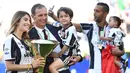 Pelatih Juventus, Massimiliano Allegri, merayakan gelar Scudetto yang ke-33 bersama istri dan anaknya usai mengalahkan Crotone pada laga Serie A di Stadion Juventus, Turin, Minggu (21/5/2017). (EPA/Alessandro Di Marco)